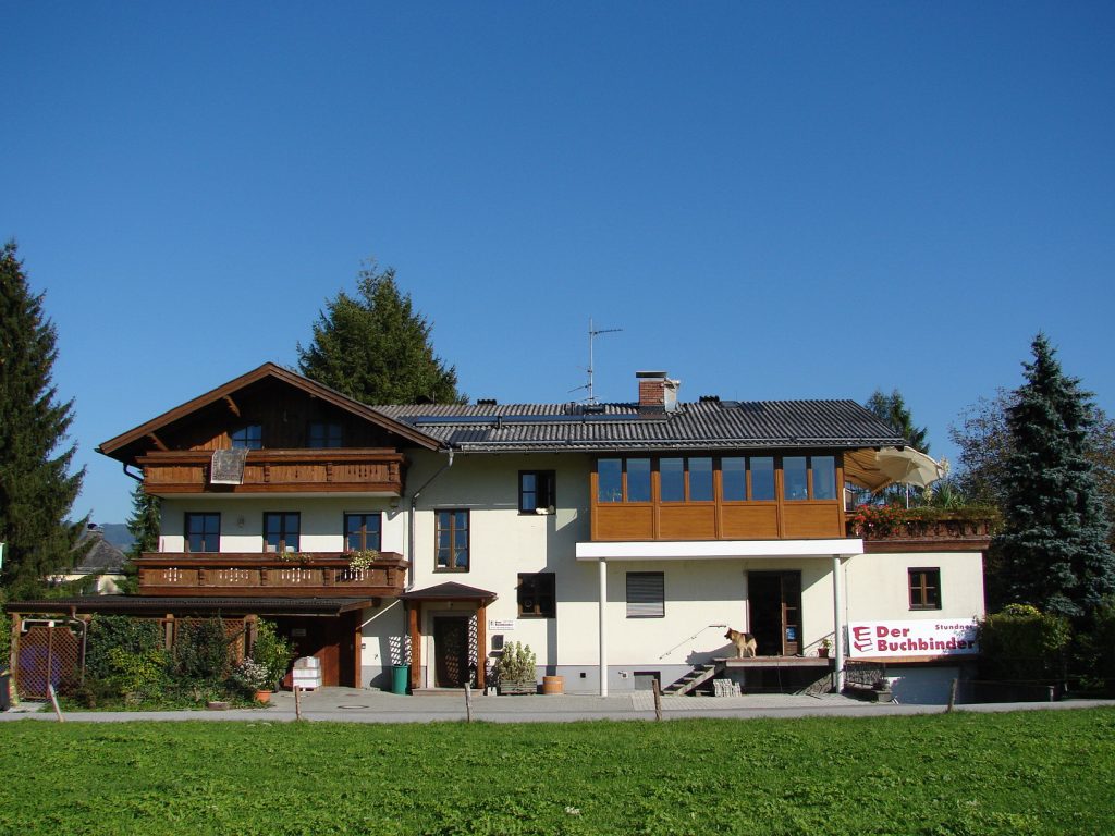 Außenfassade und Holzbeschichtung vor dem Neuanstrich